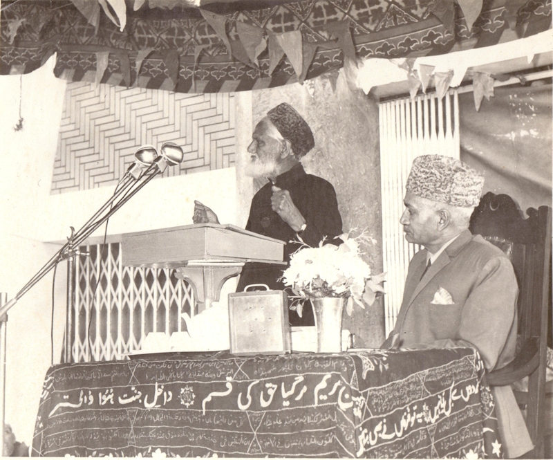 Addressing Lahore Ahmadiyya meeting in Lahore